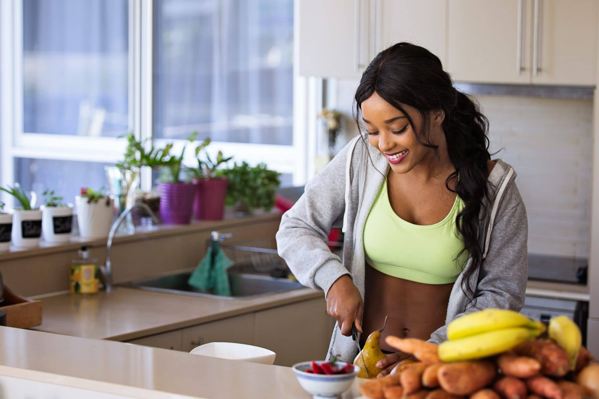 fille en tenue de sport qui cuisine