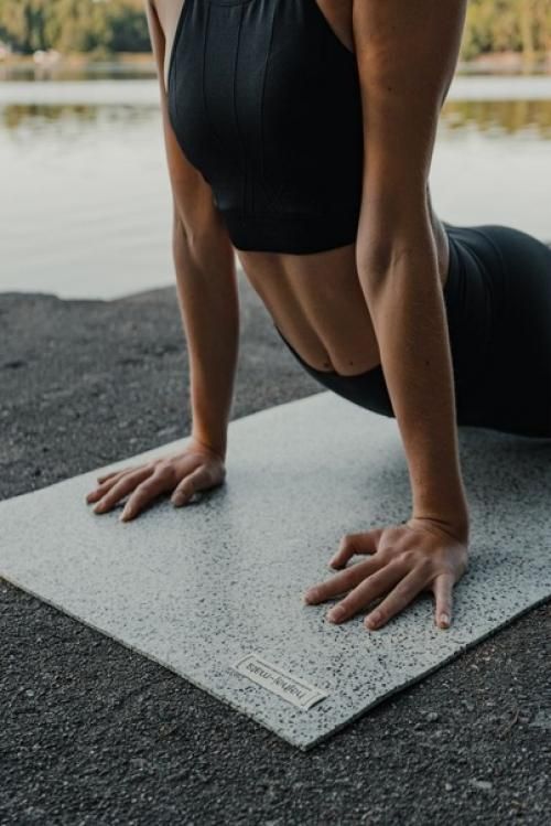 top body challenge fille qui s'étire sur un tapis